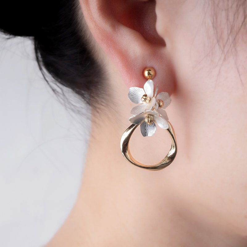 [K14gf] Precious gold flower and twisted ring earrings (Clip-On can be changed) - Earrings & Clip-ons - Other Metals White