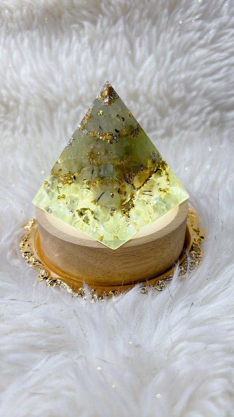柔軟之心-綠葡萄石奧剛能量金字塔 - 擺飾/家飾品 - 水晶 綠色