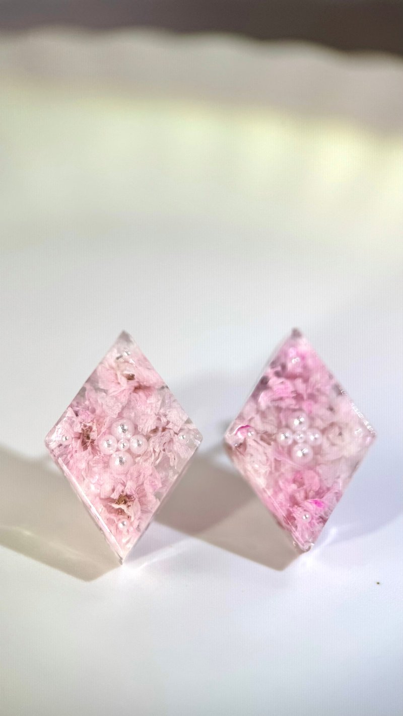 Gypsophila real flower dried flower earrings (rhombus) ballet pink [cindyandtong] - Earrings & Clip-ons - Resin Pink