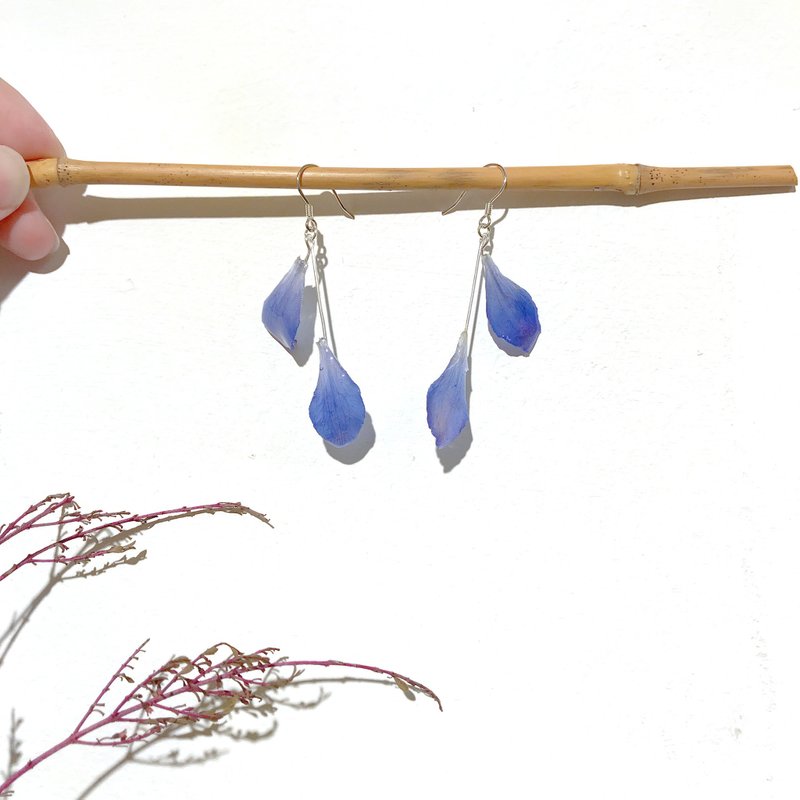 真花飾品。. * 雙瓣飛燕草耳環。. * 以回收花自家製作 可轉夾式 - 耳環/耳夾/耳骨夾 - 植物．花 藍色