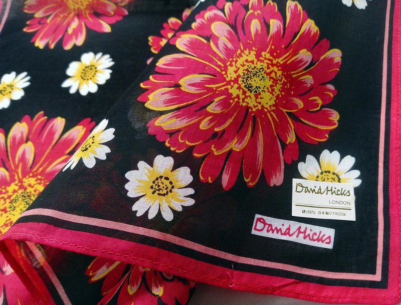 David Hicks Vintage Handkerchief Women Handkerchief Gerbera 17 x 17 - 手帕 - 棉．麻 黑色