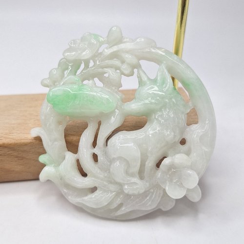 緣圓翡翠 溫潤白底青飃花手工雕刻九尾狐圓牌吊墜 |天然緬甸玉A貨翡翠