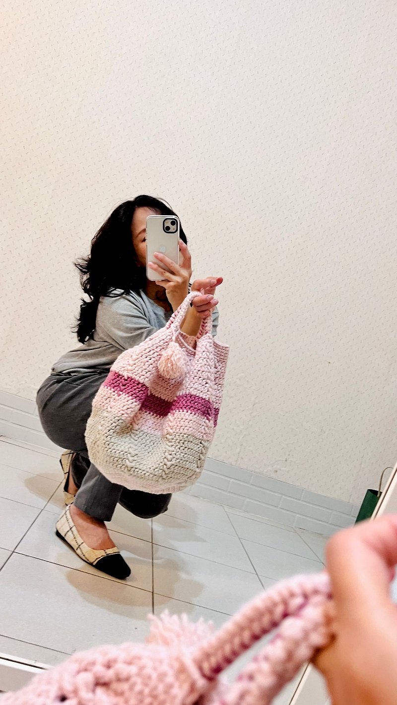 Handmade patchwork color wool handbag in pink color - กระเป๋าถือ - วัสดุอื่นๆ สึชมพู