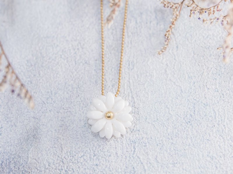Daisy ~ white porcelain flower pendant ~ size S - 項鍊 - 陶 白色
