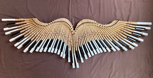 New Life Retro 隱藏膠合板底座上用舊鋼琴鍵製成的天使翅膀