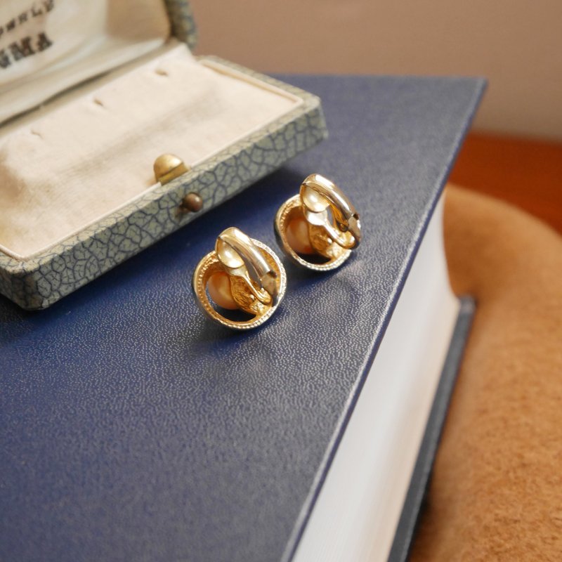 Old and good antique jewelry, cute little pearl clip-on earrings C1155 - ต่างหู - โลหะ สีทอง