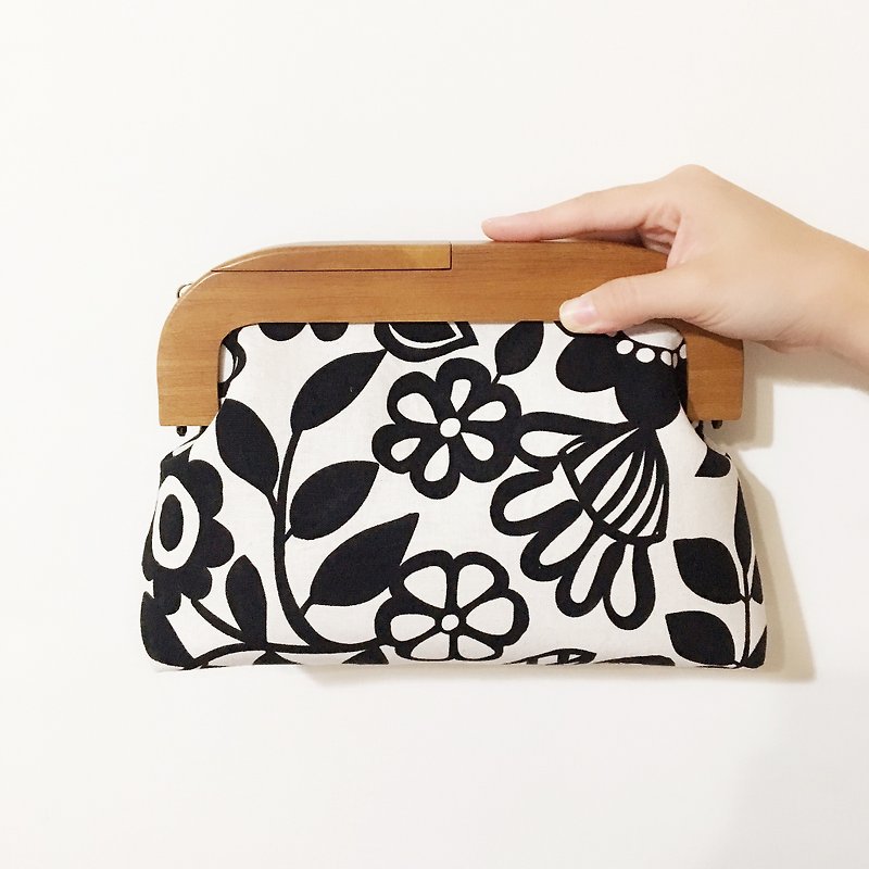 Natural frame bag Shoulder Bag Clutch - Black and White flower with leather - กระเป๋าคลัทช์ - ไม้ ขาว