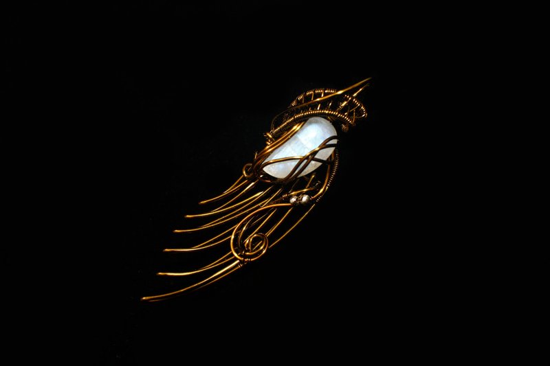 【Series of Crystal】Moonstone wing Pendant _ Ancient feather of misty moonlight - สร้อยคอ - เครื่องเพชรพลอย หลากหลายสี