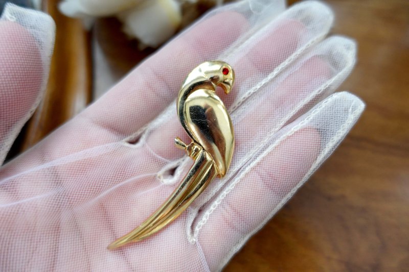 Japanese medieval 80s golden three-dimensional parrot heart pin pin brooch high-end second-hand antique jewelry - เข็มกลัด - โลหะ สีทอง