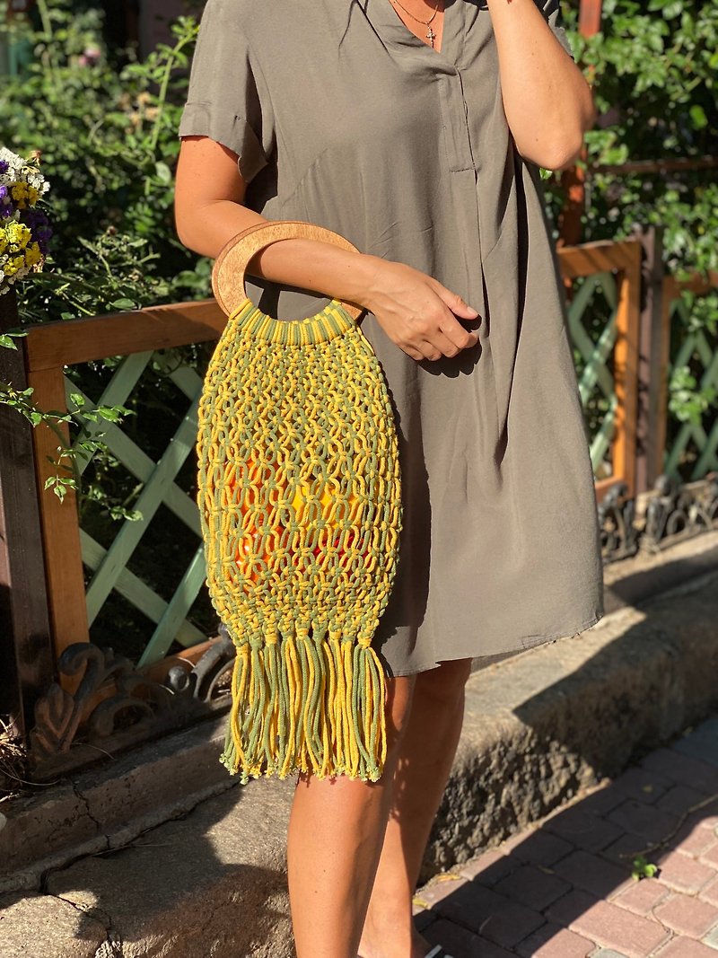 Macrame handmade  elegant woven tote bag , green yellow mesh bag #花事handwoven - กระเป๋าถือ - ผ้าฝ้าย/ผ้าลินิน หลากหลายสี
