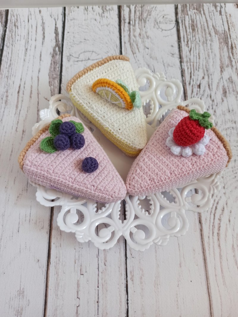 pretend to play, crochet toy food ,slice of strawberry cake - 寶寶/兒童玩具/玩偶 - 棉．麻 多色