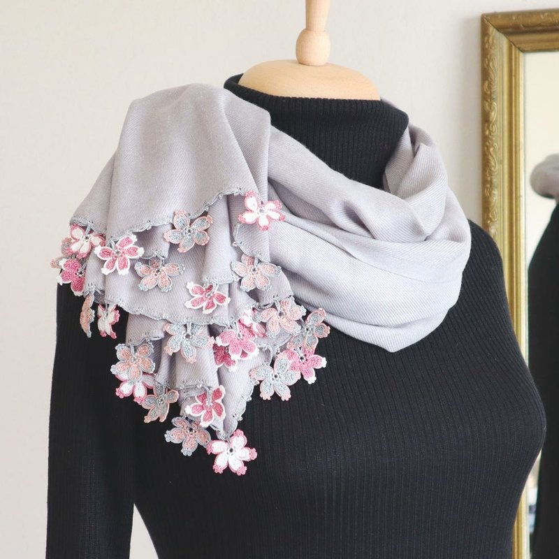 【受注製作】レースの花付き パシュミナストール【桜】ライトグレー - 絲巾 - 羊毛 灰色