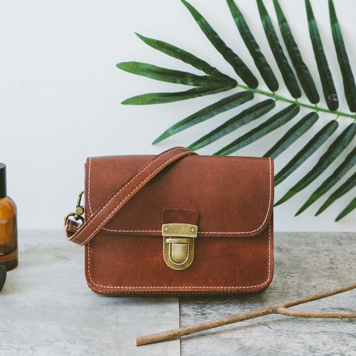 寇比手工皮件 Colbie Leather 真皮極簡輕巧斜揹包腰包 8008-1 棕