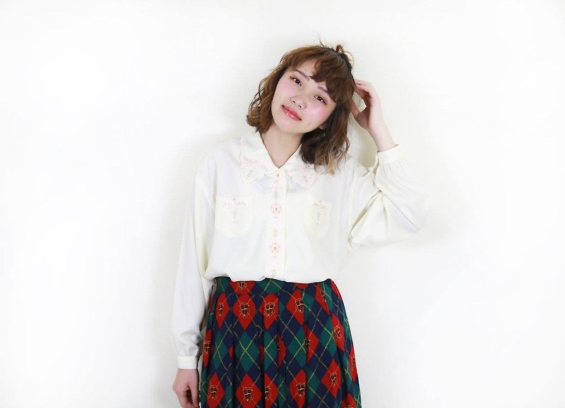 Back to Green :: Japanese delicate collar pure white silk shirt ivory embroidery vintage (JS-35) - เสื้อเชิ้ตผู้หญิง - ผ้าไหม 