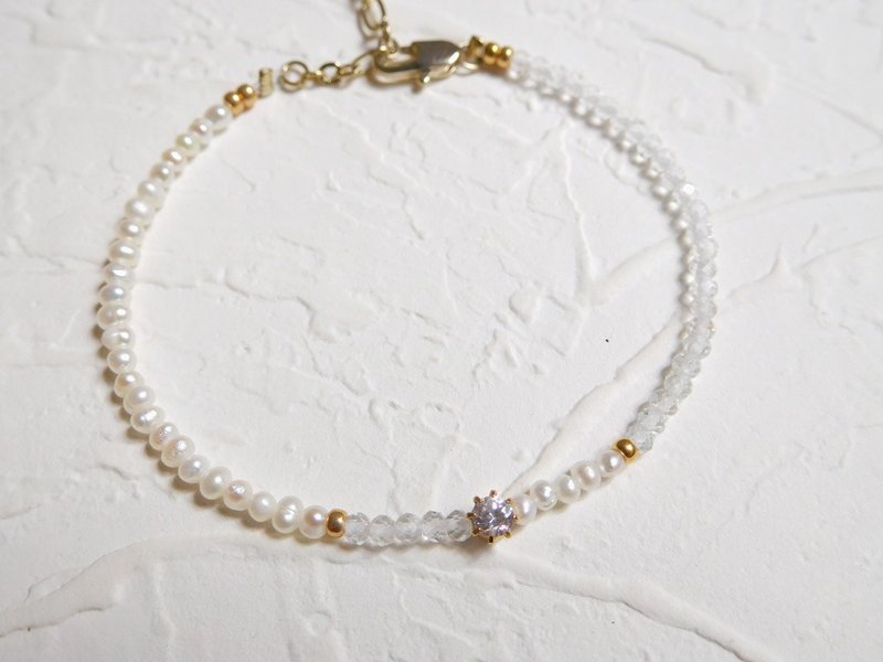 Shine through the white pearl bracelet Stone - ต่างหู - กระดาษ 