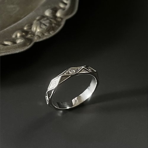 One Dimple 單窩 : 純銀 k金珠寶設計與訂製 菱形刻面小花戒指 925銀