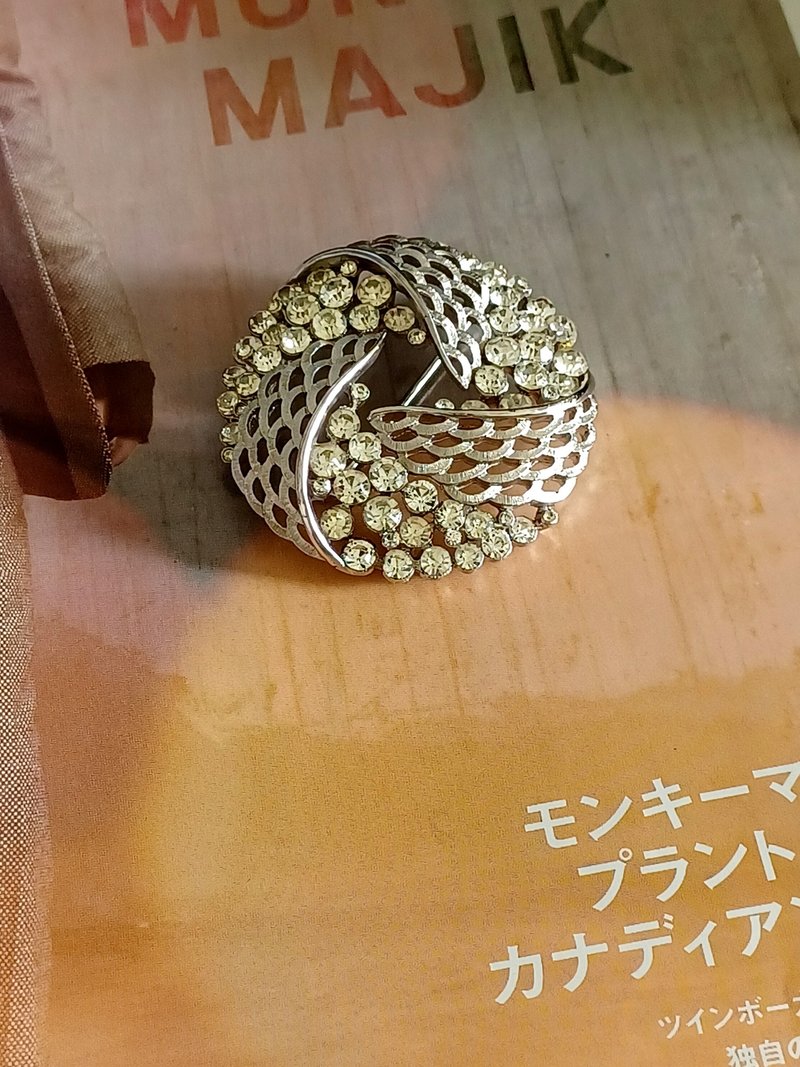 vintage jewelry Trifari 銀色水鑽圓絲帶花環胸針 - 胸針 - 其他金屬 