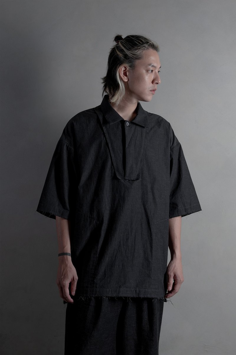 Karma / Frayed-Edge Half-Placket Short-Sleeved Shirt Charcoal - เสื้อเชิ้ตผู้ชาย - ผ้าฝ้าย/ผ้าลินิน สีดำ