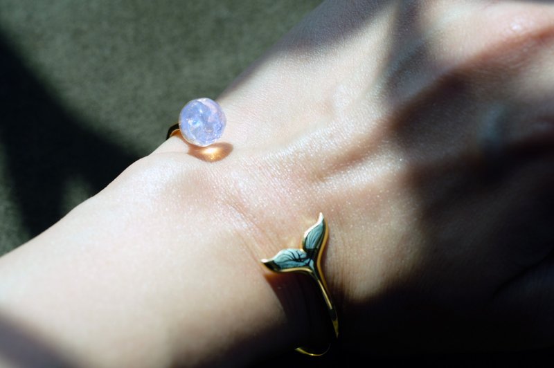 Crystal Bay Whale Tail Bangle  鯨尾晶凝手環 - 手鍊/手環 - 玻璃 多色
