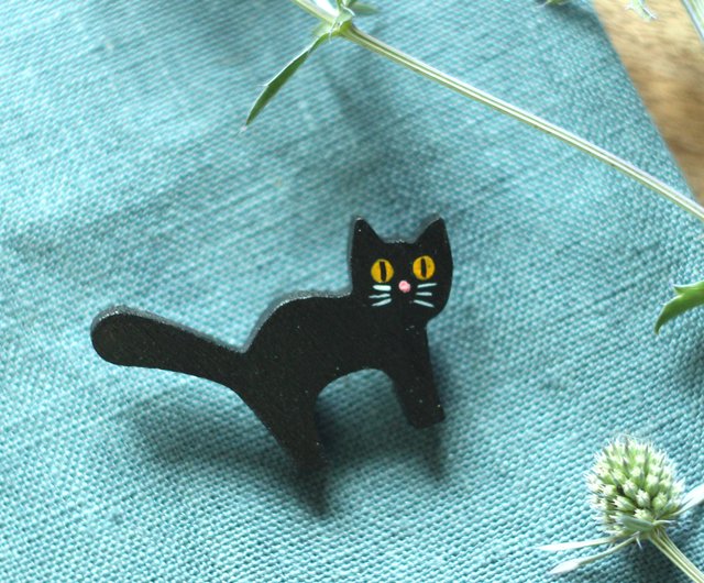 木製の黒猫のブローチ - ショップ Oshkin _Wooden_Craft ブローチ - Pinkoi