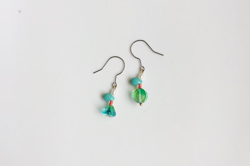 Natural pair of natural stone glass earrings - ต่างหู - แก้ว สีเขียว