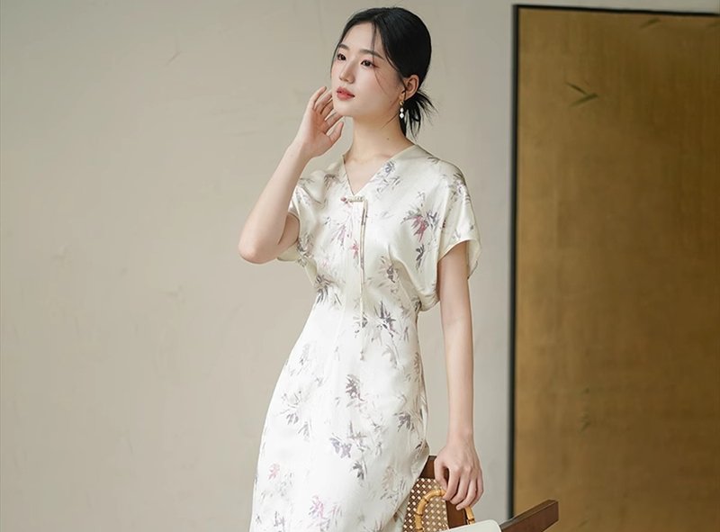以竹 新中式復古中國風 醋酸V領連肩緞面長裙 - 洋裝/連身裙 - 其他材質 白色