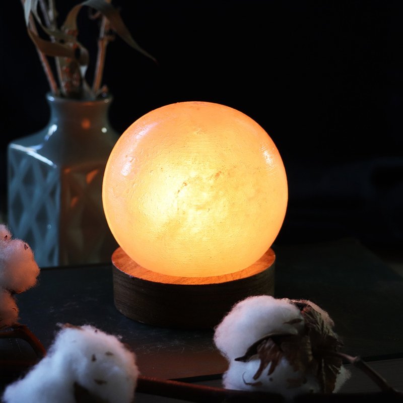 Small rose ball I Log base I Balance the body and mind and perfectly purify the magnetic field I Salt lamp - โคมไฟ - วัสดุอื่นๆ สีเหลือง