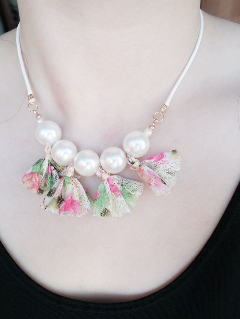 Pearls necklace with Floral lace tassels (green+pink) - สร้อยติดคอ - วัสดุอื่นๆ หลากหลายสี