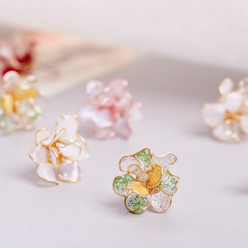 Gentle Flowers - Handmade Earrings Resin Earrings Crystal Flower Earpins Clip-On - ต่างหู - วัสดุอื่นๆ หลากหลายสี