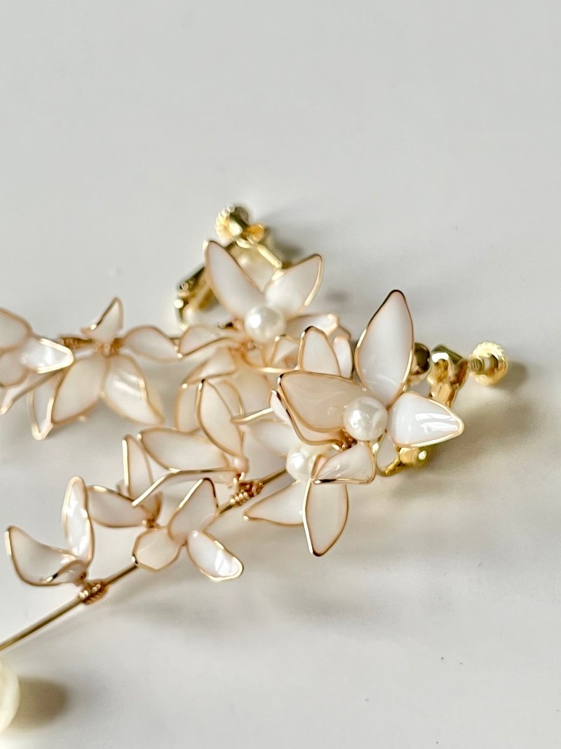 Made in UK - Le Fleur Blanche 繁花。耳夾 - 耳環/耳夾/耳骨夾 - 樹脂 白色