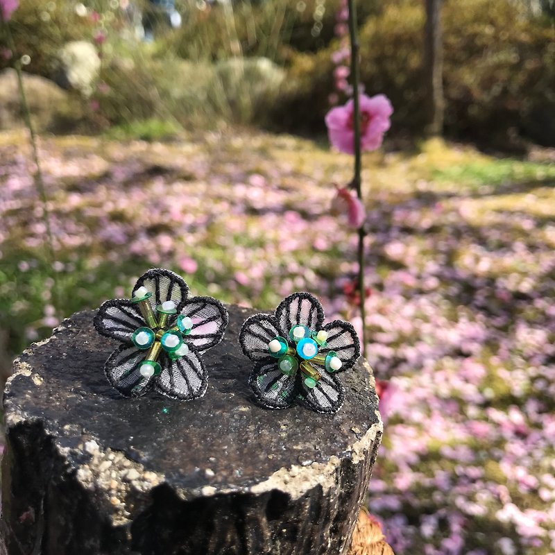 Hand-made embroidery//Three-dimensional plum blossom translucent earrings/black//can be changed to clip style - ต่างหู - งานปัก สีดำ