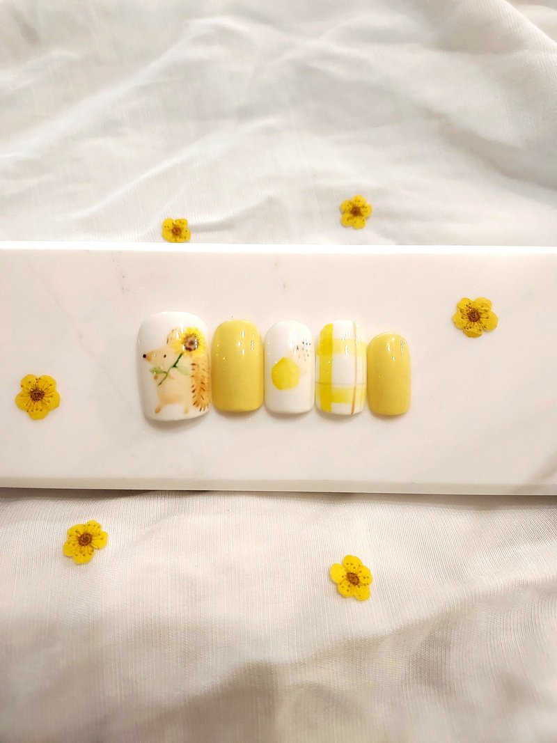 Hedgehog and sunflower/nail patch/wearing nails/nail stickers/hand-wearing nails/hand-painted/original/beautiful - Nail Polish & Acrylic Nails - Resin Multicolor