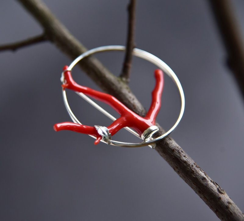 [Silhouette under the Moon] Natural red coral sardine branch Silver inlaid design brooch - เข็มกลัด - เครื่องเพชรพลอย สีแดง