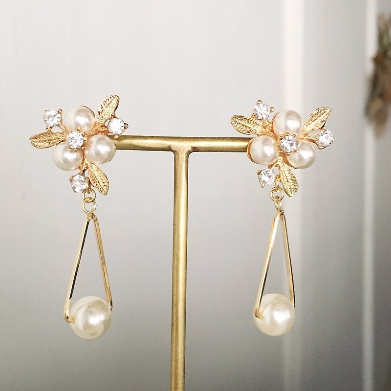 Gold pearl flower with triangle earrings - ต่างหู - เครื่องประดับ สีทอง