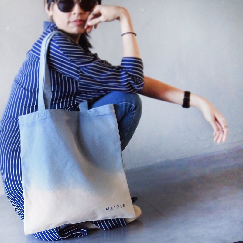 Cornflower blue gradient dyed cotton canvas hand dyed tote bag single back - Messenger Bags & Sling Bags - Cotton & Hemp Blue