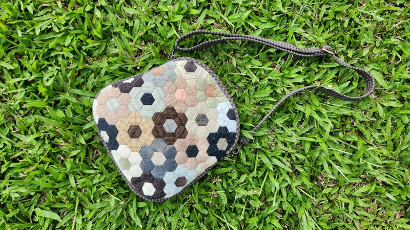 Hand-sewn patchwork bag/grandma’s garden patchwork bag - กระเป๋าแมสเซนเจอร์ - ผ้าฝ้าย/ผ้าลินิน หลากหลายสี