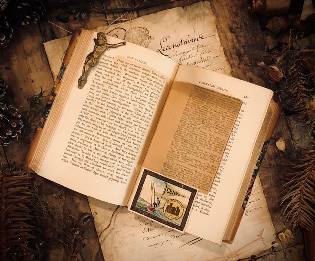 フランス 100年前の小説 1888 年に出版された 100 年も前の有名なフランス小説、レ