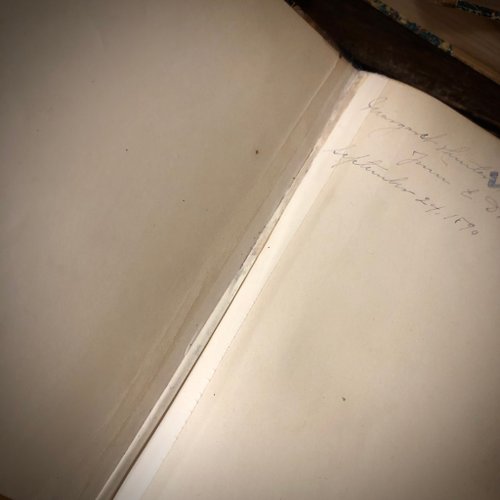 1888 年に出版された 100 年も前の有名なフランス小説、レ