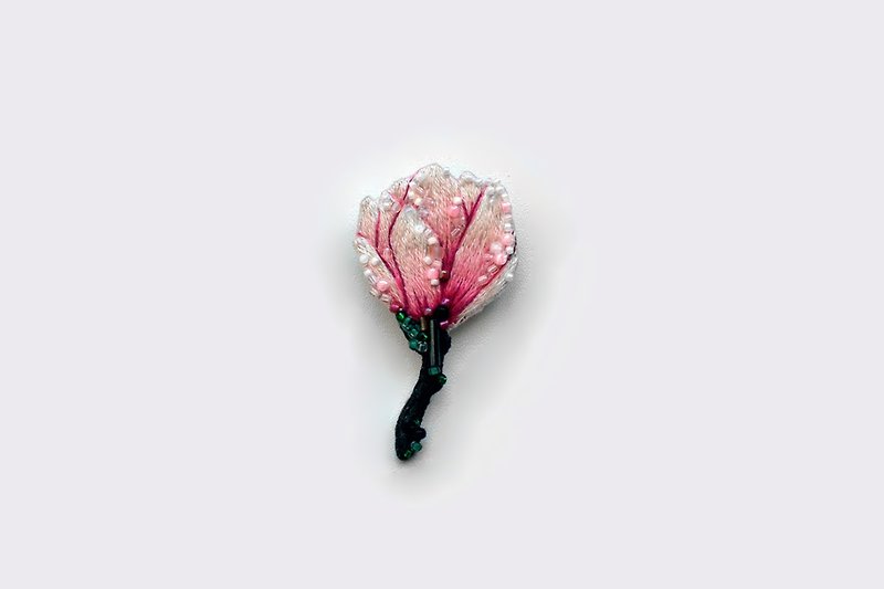Magnolia flower bead brooch - 徽章/別針 - 繡線 粉紅色