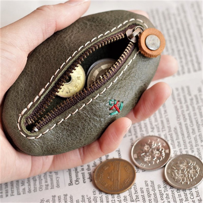 Rugby ball-shaped coin purse / Shape that fits your hand / Name possible / Made in Japan / g-60 [Customizable gift] - กระเป๋าใส่เหรียญ - หนังแท้ สีส้ม