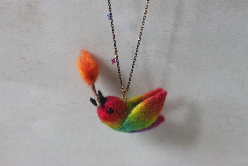 Rainbow Crow Necklace is available for immediate bidding - สร้อยคอ - ขนแกะ หลากหลายสี