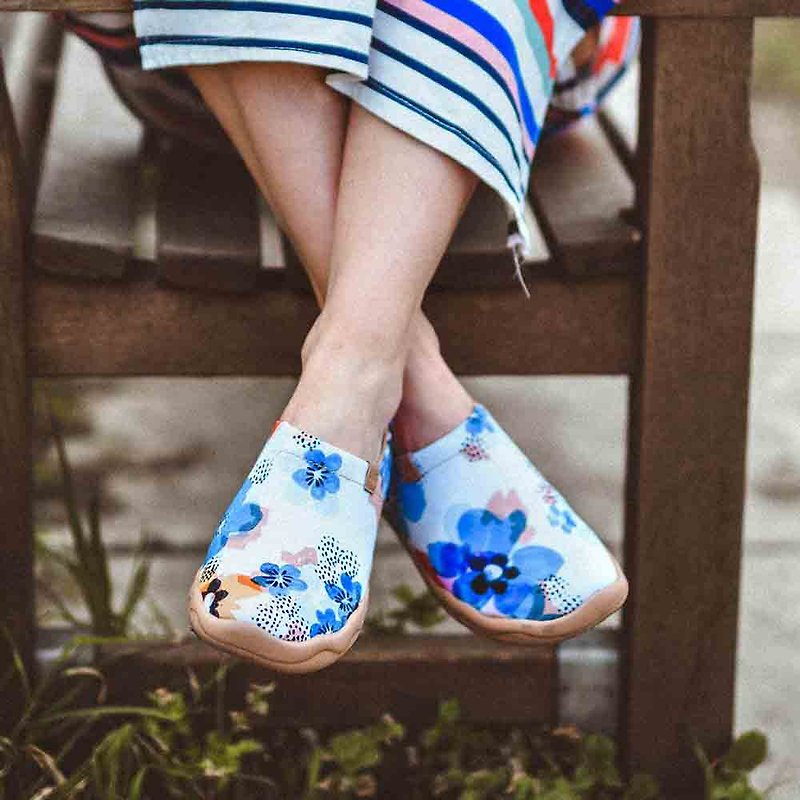 【Uin】Spanish Original Design | Blue Flower Shadow Painted Casual Women's Shoes - รองเท้าลำลองผู้หญิง - วัสดุอื่นๆ ขาว
