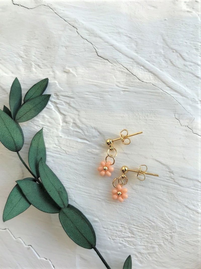 Daisy stud Earrings, Floral Earrings, Flower Stud Earrings, Seed Bead Earrings - 耳環/耳夾/耳骨夾 - 玻璃 多色
