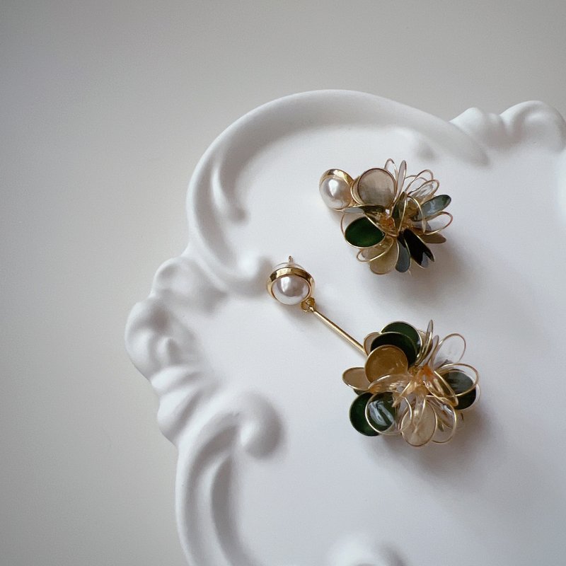 Flowery Moon Round Green Gold Flower Ball Pendant Type Resin Earrings - ต่างหู - เรซิน สีเขียว