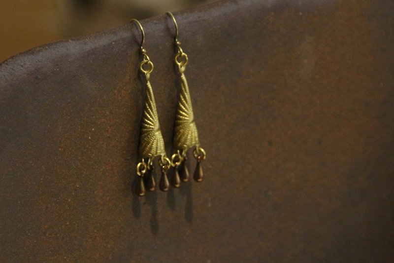 Totem pyramid tassel earrings - ต่างหู - ทองแดงทองเหลือง สีทอง
