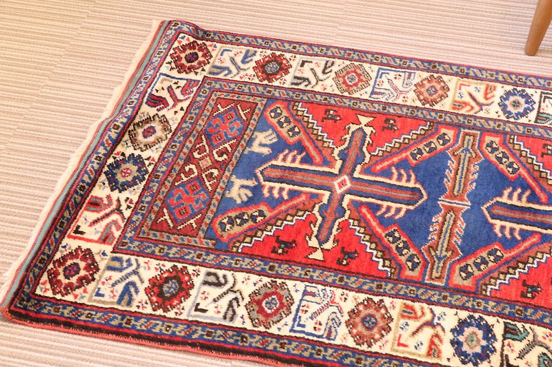 Traditional design handmade carpet wool rug Turkish kilim 105 × 82cm - ผ้าห่ม - วัสดุอื่นๆ หลากหลายสี