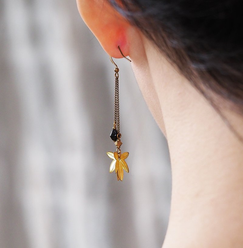 Three-dimensional leaf asymmetric earrings - ต่างหู - โลหะ สีทอง