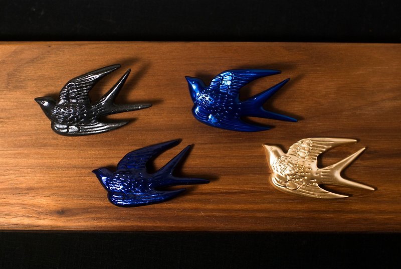 【Spring is coming】Swallow Brooch - Brooches - Other Materials Blue