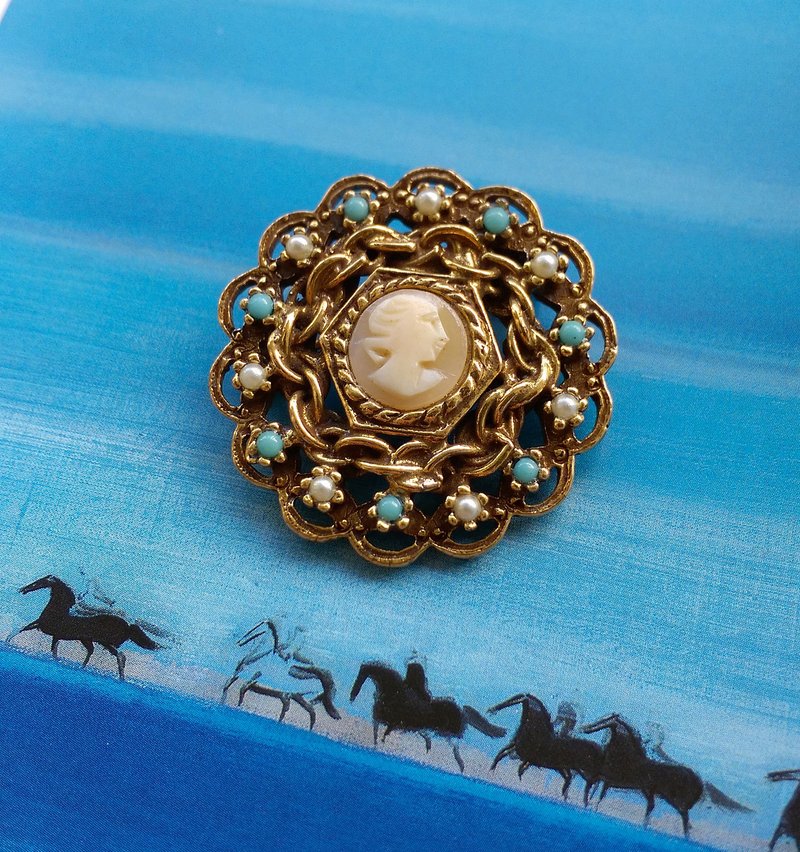 西洋古董飾品。Goldette  Cameo 優雅氣質 別針 - 徽章/別針 - 其他金屬 金色