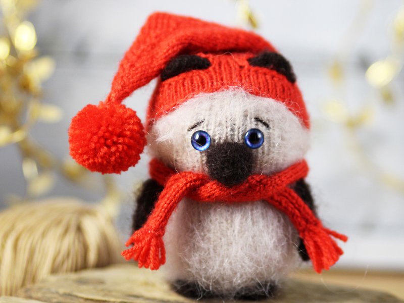 ニット猫人形赤い帽子とスカーフのシャム猫、ぬいぐるみあみぐるみ人形 - 人形・フィギュア - ウール ブラウン